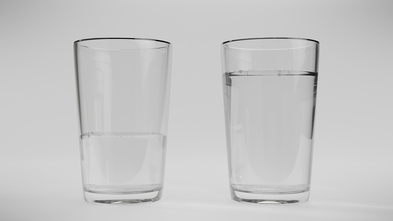 Uomo che beve acqua tiepida al mattino, simbolo di una nuova abitudine salutare.