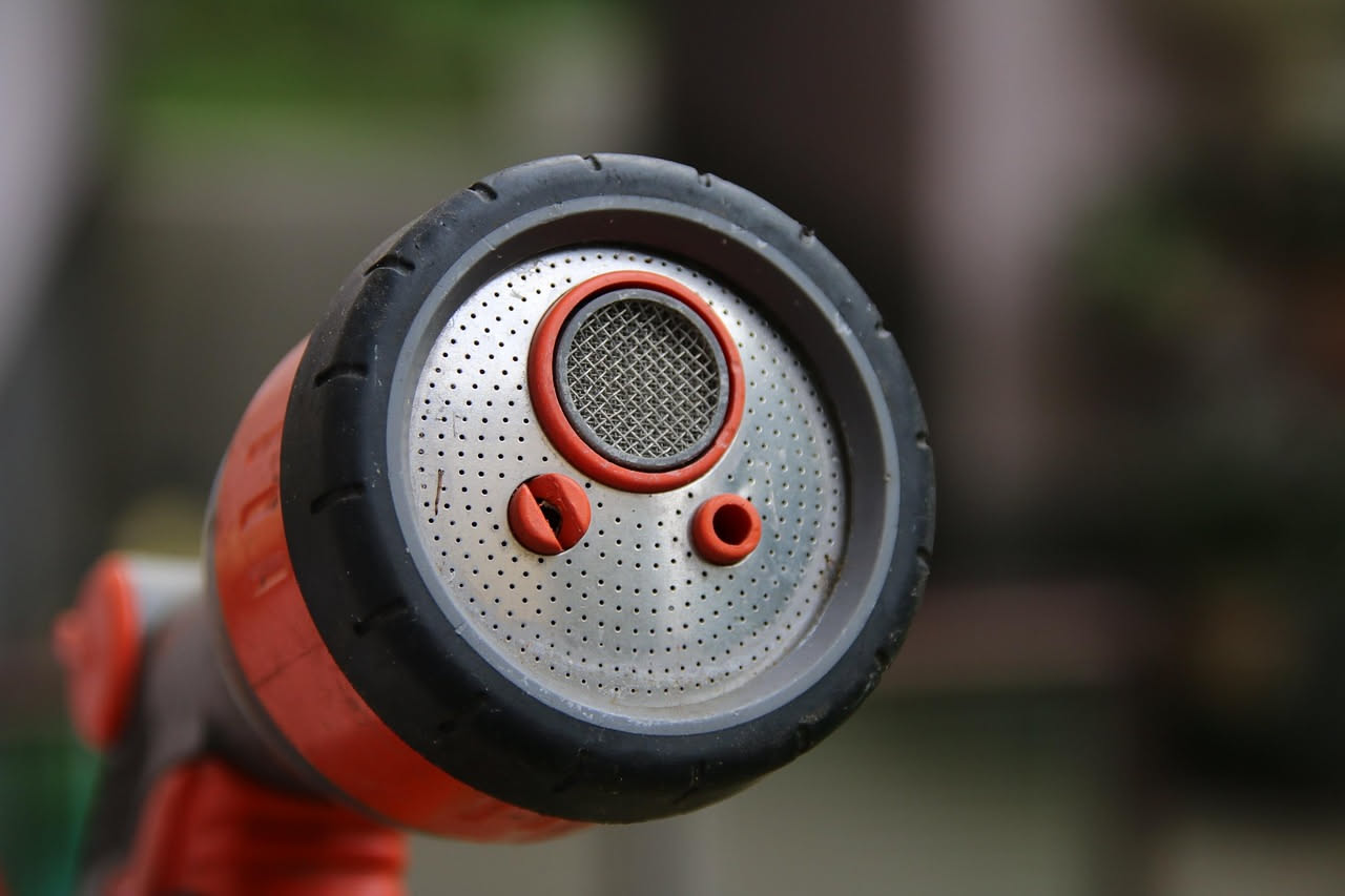 Guida passo passo per creare un sistema di irrigazione automatico fai da te per il tuo giardino.