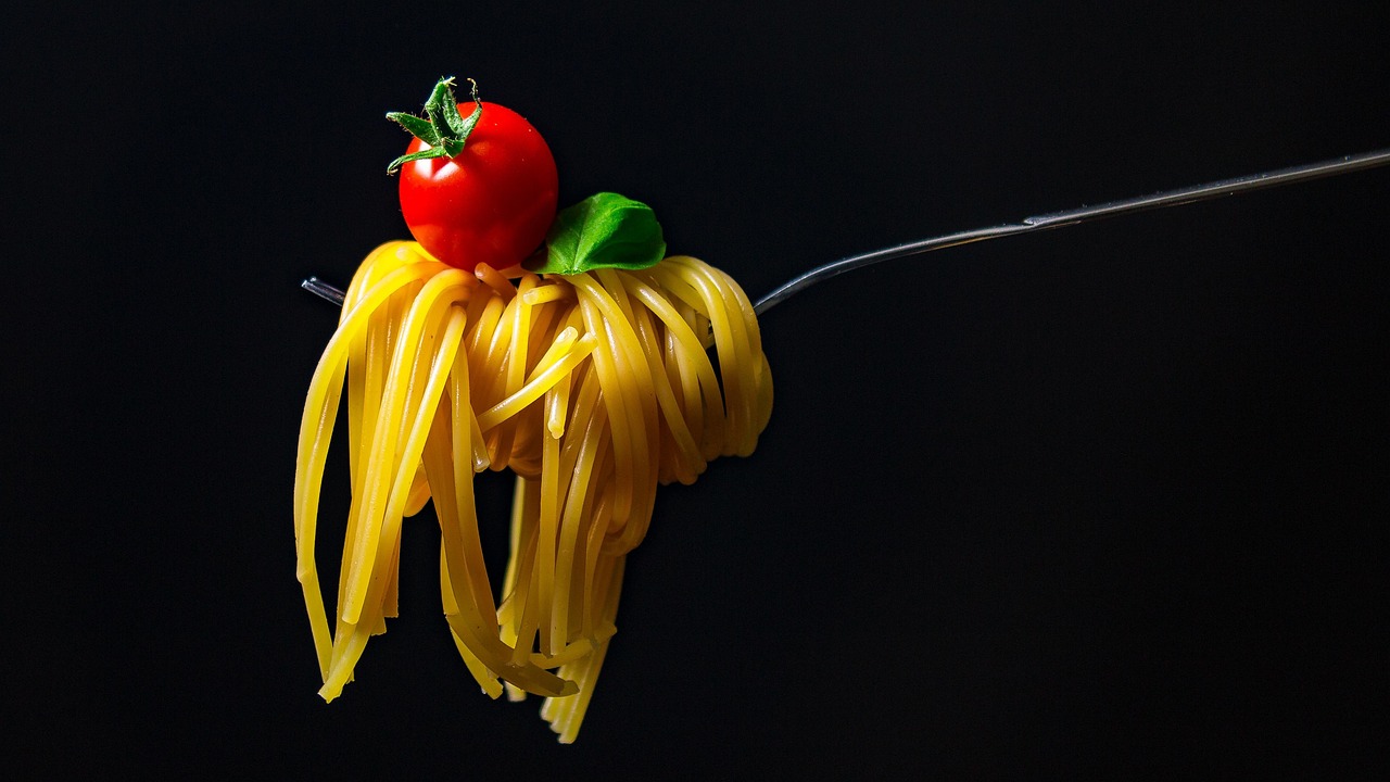 Piatto di pasta con verdure e legumi, ideale per abbassare la glicemia.