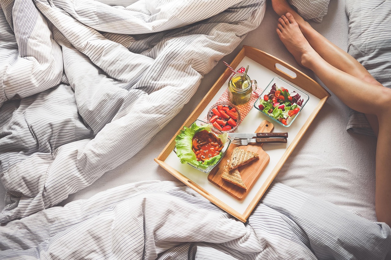 Alimenti serali per un sonno migliore: cereali, banane, mandorle, pesce e camomilla.