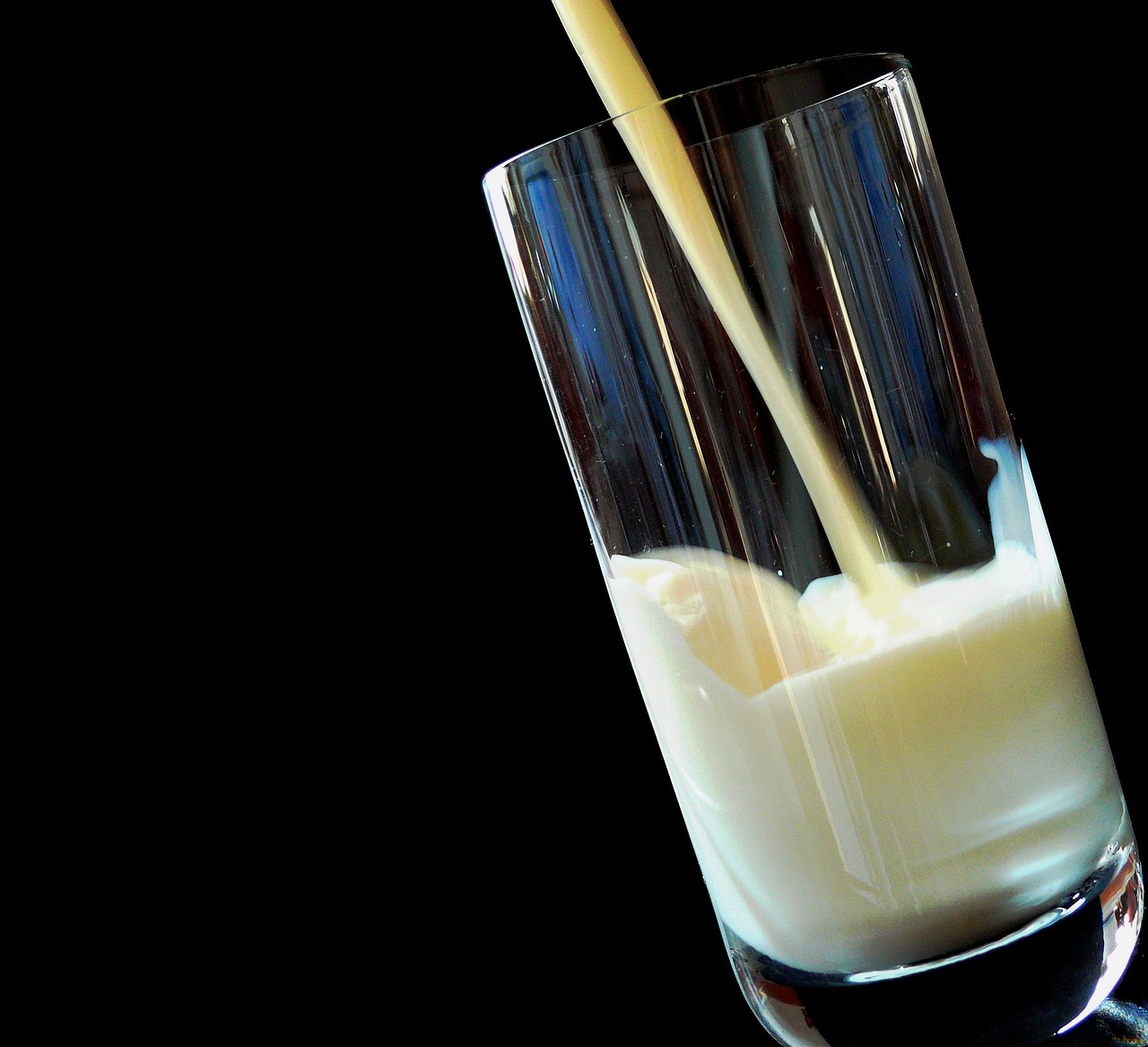 Immagine di un fegato sano con un bicchiere di latte sullo sfondo, simbolo di un'alimentazione serale.