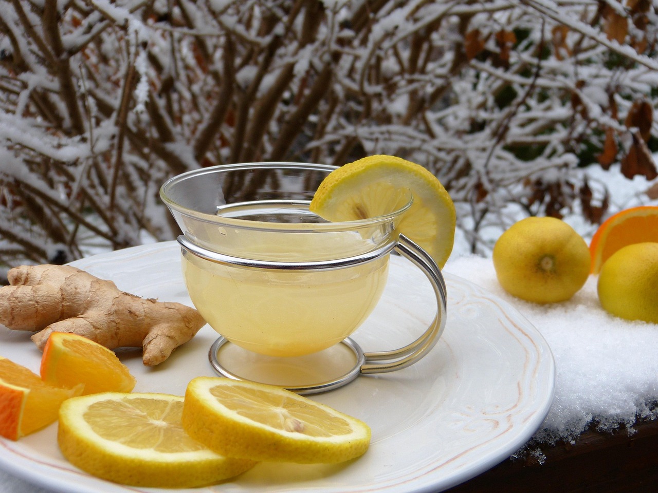 Bevanda rinfrescante per il fegato, servita in un bicchiere con ghiaccio e limone.