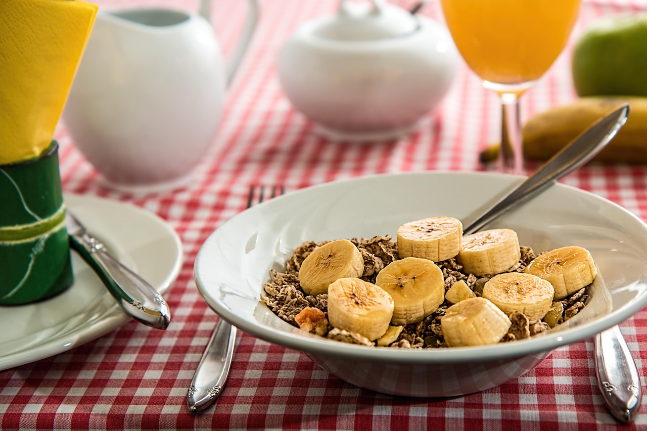 Colazione sana con frutta e cereali per abbassare la pressione alta al mattino.