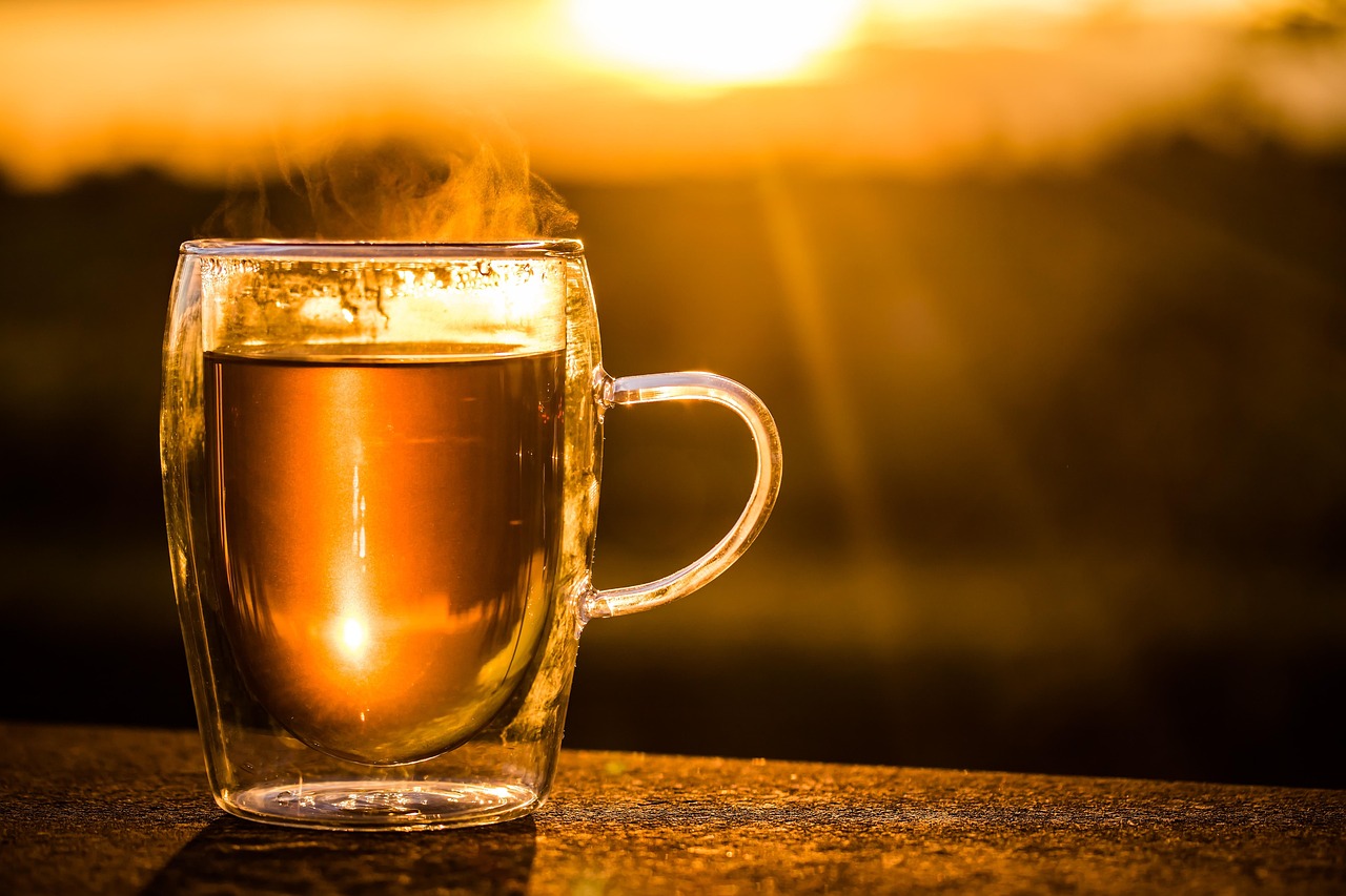 Tisana serale rilassante con erbe, ideale per un sonno profondo secondo gli esperti.