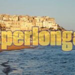 Vincitore del SuperEnalotto mostra il biglietto vincente del jackpot da sei numeri.