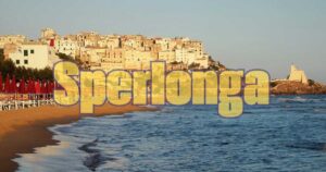 Vincitore del SuperEnalotto mostra il biglietto vincente del jackpot da sei numeri.