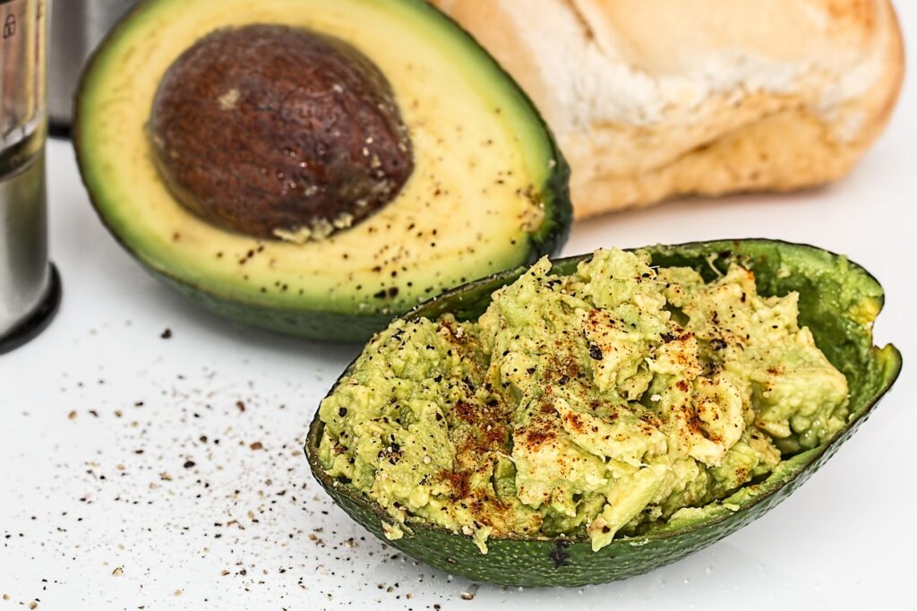 Come mangiar avocado per abbassare il colesterolo alto ecco i 3 trucchtti della nonna