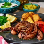 Polpo cotto in un tegame con spezie e ingredienti freschi per una ricetta gustosa.