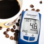 Fegato in primo piano con chicchi di caffè, illustra gli effetti del caffè sulla salute epatica.