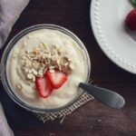 Yogurt in una ciotola con frutta fresca, simbolo di benefici per l'intestino.
