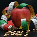 Piatto di verdure fresche e pesce, simbolo della dieta mediterranea rivisitata per dimagrire.