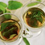 Tisane naturali per abbassare il colesterolo alto: diverse erbe in un contenitore sulla tavola.