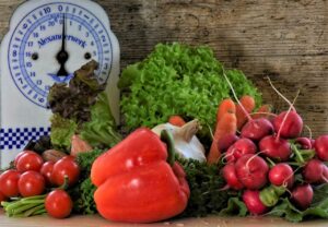 Verdure fresche e colorate su un tavolo, ideali per abbassare la glicemia rapidamente.