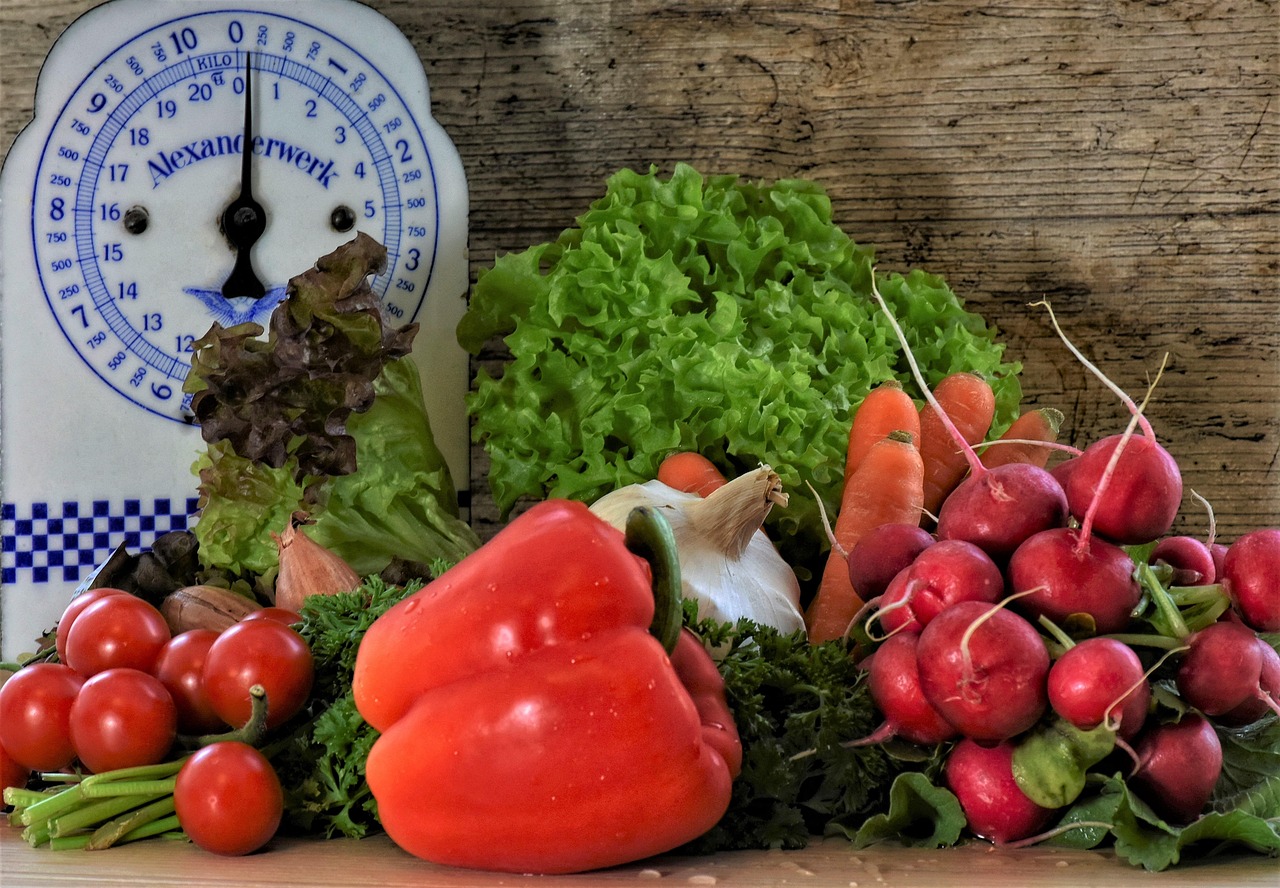 Verdure fresche e colorate su un tavolo, ideali per abbassare la glicemia rapidamente.