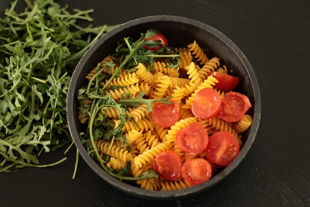 Piatto di pasta con verdure e legumi, ideale per abbassare la glicemia.