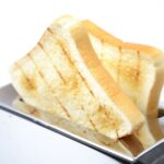 Fette biscottate in esposizione, con evidenza della marca criticata per effetti negativi sulla salute.