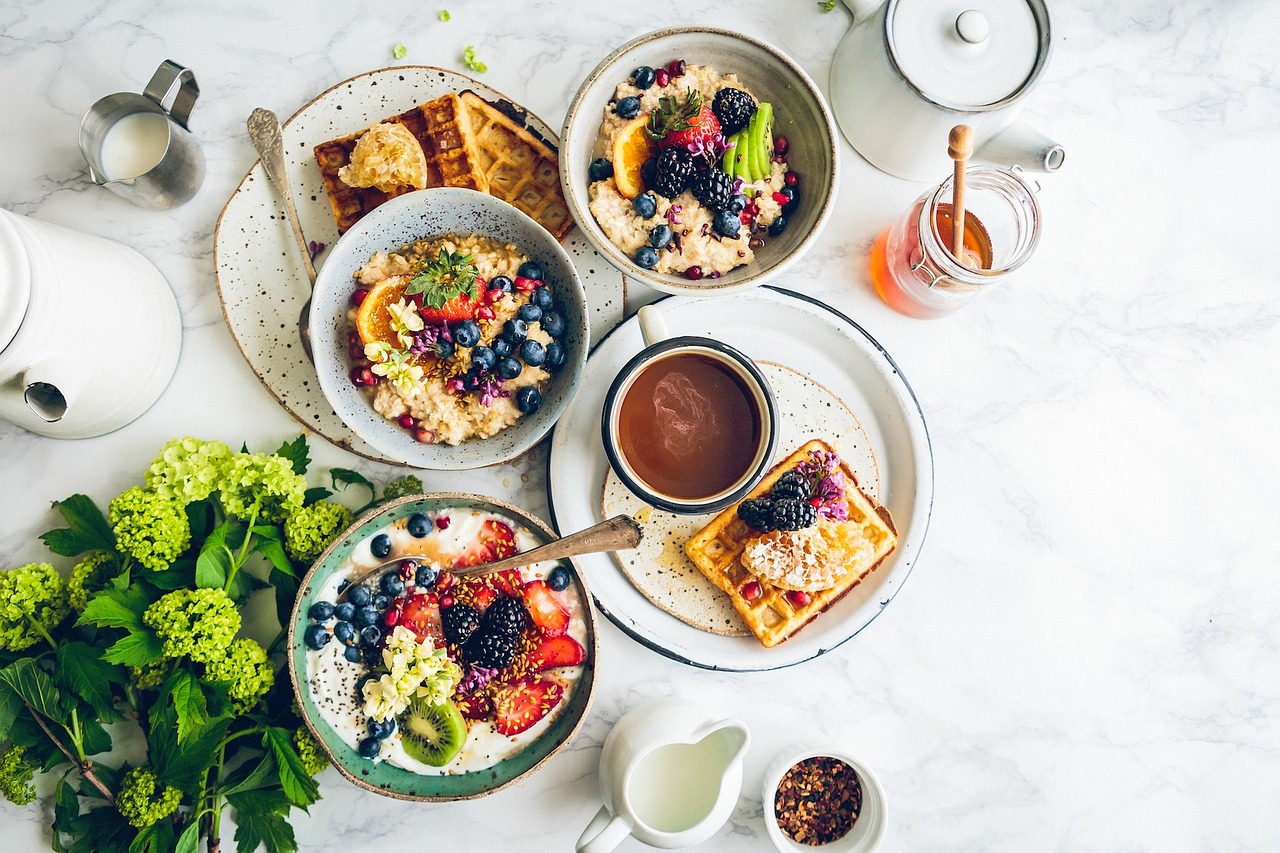 Colazione con superfood: bowl di frutta, semi e cereali per migliorare il metabolismo e il benessere.