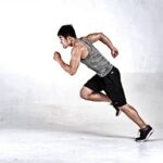 Donna di 40 anni che riflette sui cambiamenti del metabolismo in un ambiente sereno.