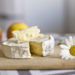 Selezione di formaggi a basso contenuto di colesterolo su un tagliere.