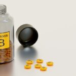 Donna che esamina un integratore di vitamina B12, evidenziando i segnali di carenza.