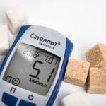 Persona affaticata seduta su una panchina, rappresenta i sintomi silenziosi del diabete.