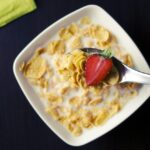 Scatola di cereali con etichetta avvertenza su effetti negativi per cuore e glicemia.