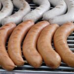 Wurstel di marca controversa, evidenziando rischi per cuore, stomaco e colesterolo.