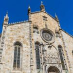 Vista panoramica della cattedrale più grande d'Italia, con dettagli architettonici e il suo maestoso campanile.