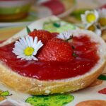 Marmellata in barattolo con etichetta che evidenzia ingredienti nocivi per fegato e glicemia.