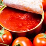 Tre ingredienti vietati nella salsa di pomodoro, illustrati con immagini evocative di tradizione culinaria.