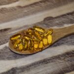 Capsule di Omega 3 su uno sfondo neutro, simbolo di salute e benessere cardiaco.