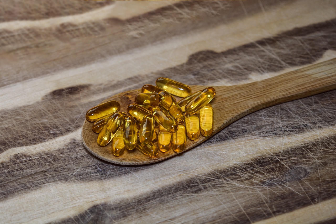 Capsule di Omega 3 su uno sfondo neutro, simbolo di salute e benessere cardiaco.