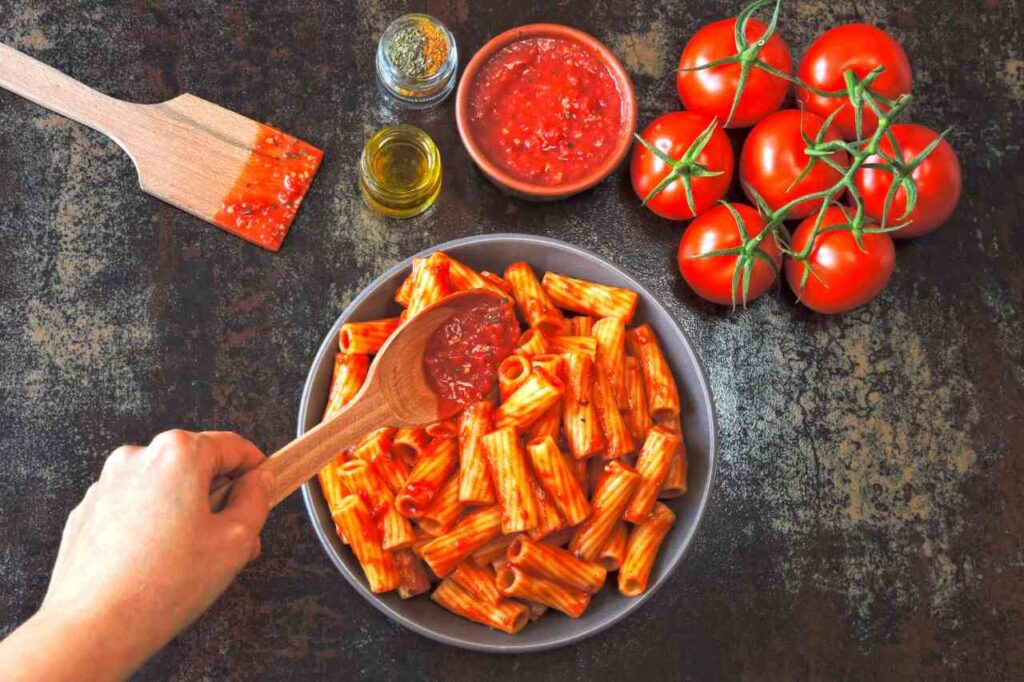 Come cucinare pasta e pomodori per abbassare la glicemia: ecco i 3 trucchetti della nonna