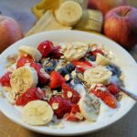 Colazione sana con frutta e cereali per abbassare la pressione alta al mattino.
