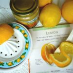 Immagine di propoli, foglie di eucalipto e agrumi freschi, simboli di rimedi naturali contro i malanni primaverili.