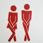 Uomo pensa alla frequenza della minzione, simbolo di salute e benessere.