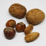 Noci e mandorle su un tavolo, simbolo di una dieta sana per ridurre i trigliceridi alti.