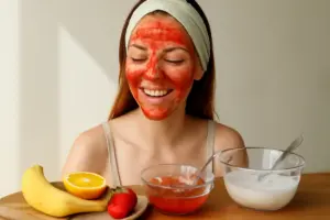 Maschere viso fai da te: quella alla frutta che sorprende per risultati immediati